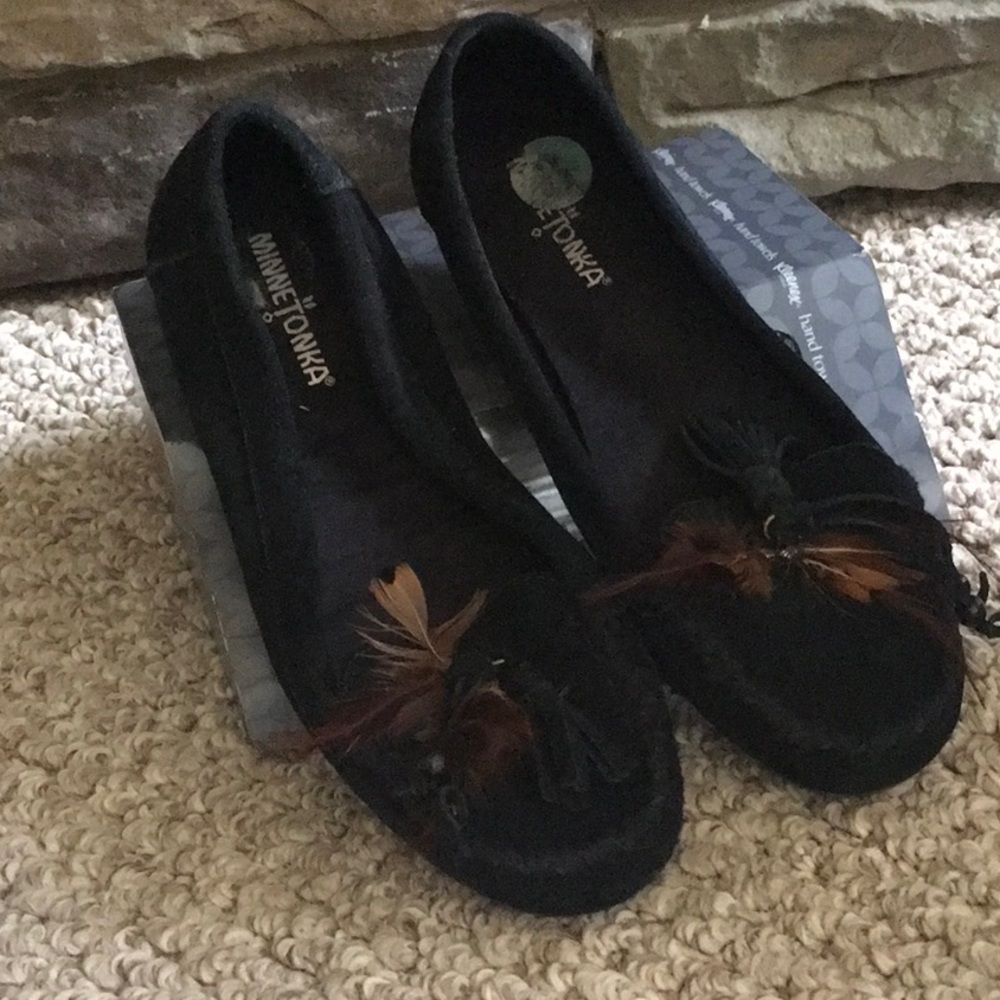 Minnetonka feather detail Moccasin